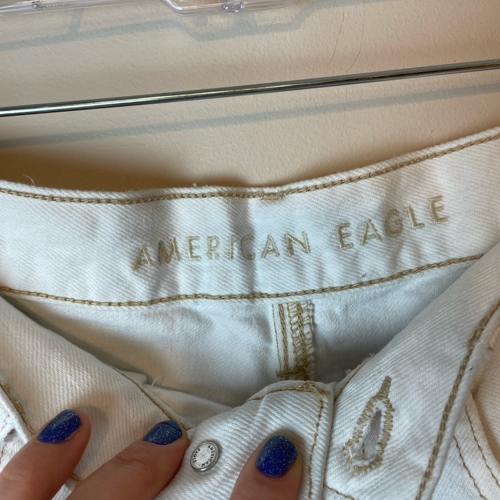 American Eagle 90s Boyfriend Shorts White Denim Tan Stitching Size 6 Raw Hem - Picture 3 of 8